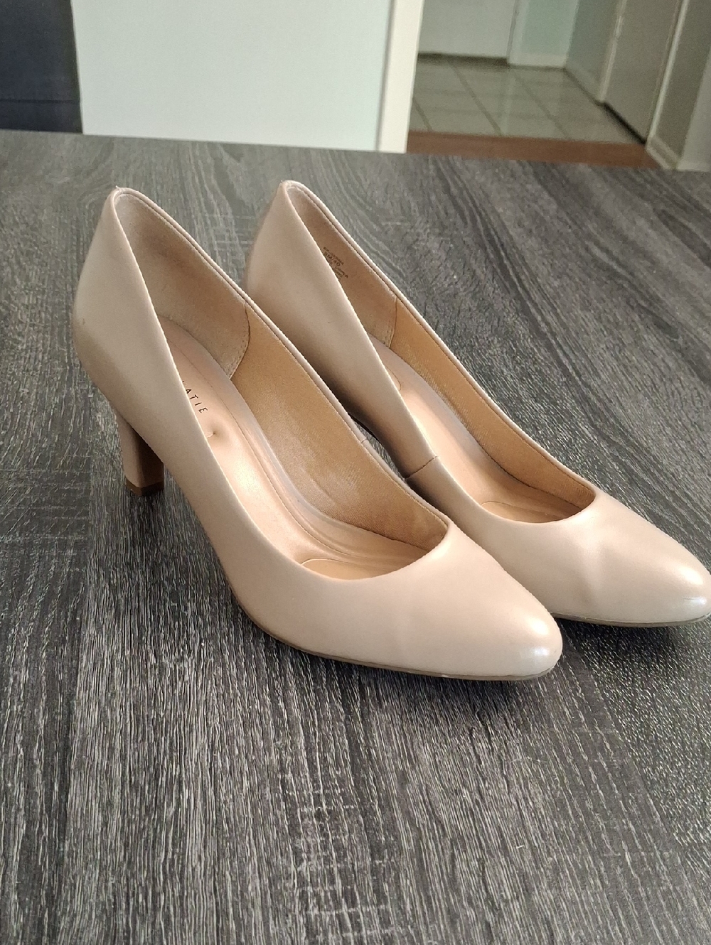 Kelly & Katie Beige Mid Heel Pump- W Sz 9
